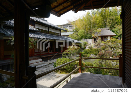 等持院　方丈廊下から書院と清漣亭を望む　京都市北区 113587091