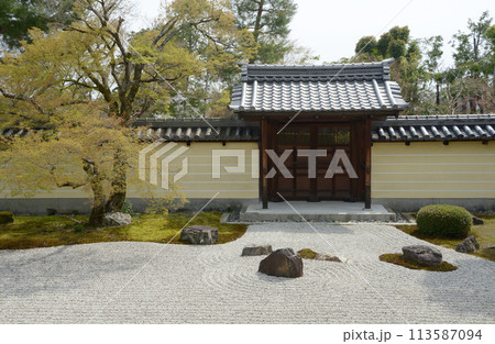 等持院　方丈庭園と勅使門　京都市北区 113587094