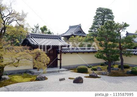 等持院　方丈庭園と勅使門　京都市北区 113587095