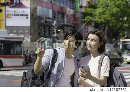 インバウンド　渋谷の街を観光する外国人カップル 113587772