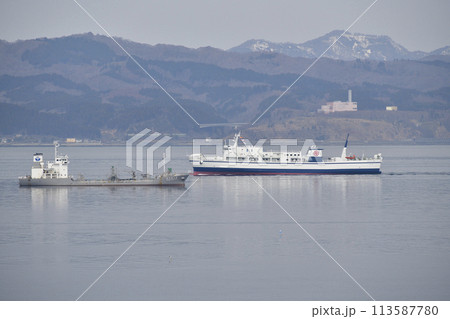 春の北海道函館市函館湾を航行する津軽海峡フェリーの風景を撮影 春の北海道函館市函館湾を航行する津軽海峡フェリーの風景を撮影 113587780