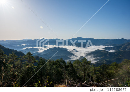 日本の高知県と愛媛県にまたがる四国カルストの美しい風景 日本の高知県と愛媛県にまたがる四国カルストの美しい風景 113588675