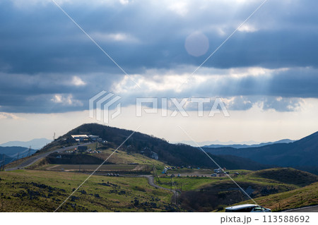 日本の高知県と愛媛県にまたがる四国カルストの美しい風景 日本の高知県と愛媛県にまたがる四国カルストの美しい風景 113588692