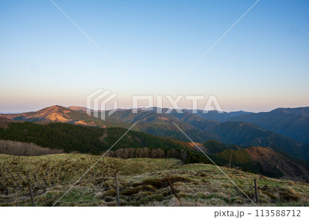日本の高知県と愛媛県にまたがる四国カルストの美しい風景 日本の高知県と愛媛県にまたがる四国カルストの美しい風景 113588712