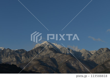 晴れ渡る空、早朝の南アルプス甲斐駒ケ岳 113588818