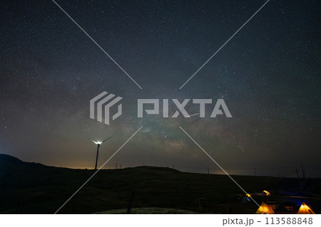 日本の高知と愛媛にまたがる四国カルストのとても美しい星空 113588848