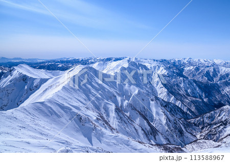 雪の谷川岳・山頂付近より望む稜線の山並み（ぐんま県境稜線トレイル） 113588967