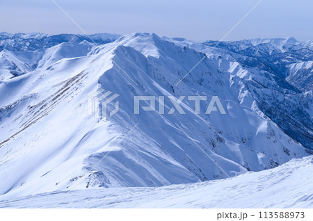 雪の谷川岳・山頂付近より望む稜線の山並み（ぐんま県境稜線トレイル） 113588973