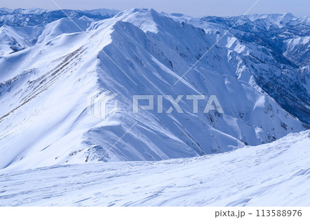 雪の谷川岳・山頂付近より望む稜線の山並み（ぐんま県境稜線トレイル） 113588976