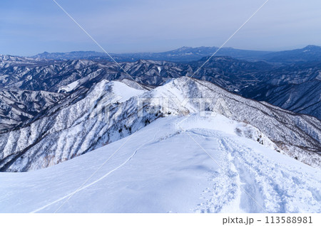 雪の谷川岳・天神尾根の急斜面を下る 雪の谷川岳・天神尾根の急斜面を下る 113588981
