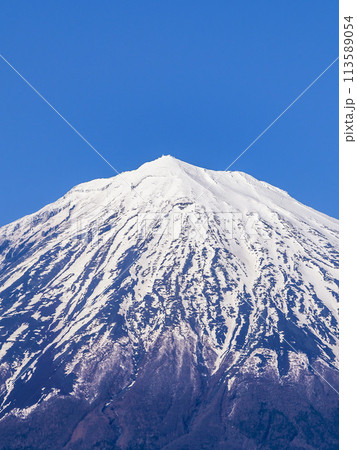静岡県富士宮市より望む残雪期の富士山 113589054