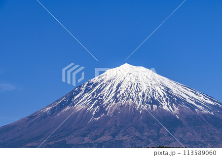 静岡県富士宮市より望む残雪期の富士山 113589060