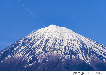 静岡県富士宮市より望む残雪期の富士山 113589066