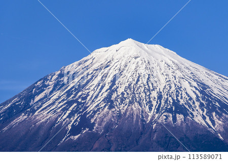 静岡県富士宮市より望む残雪期の富士山 113589071
