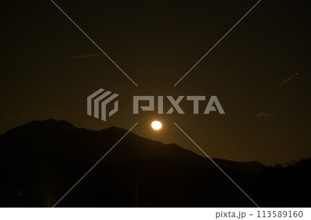 黄砂で霞む空の中を茅ヶ岳から昇る太陽 113589160