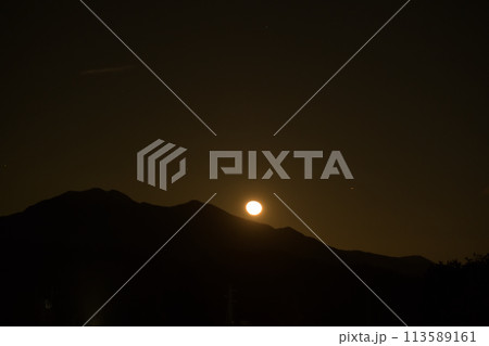 黄砂で霞む空の中を茅ヶ岳から昇る太陽 113589161