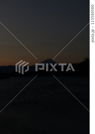明け行く空、影絵のように佇む富士、風に細波立つ湖面 113589560