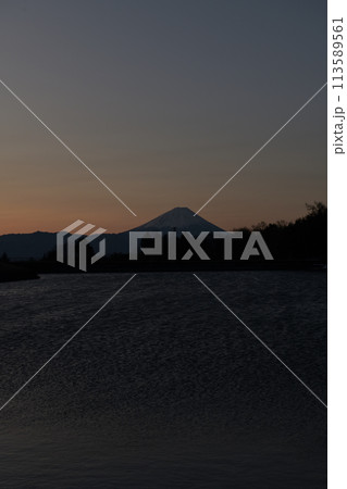 明け行く空、影絵のように佇む富士、風に細波立つ湖面 113589561