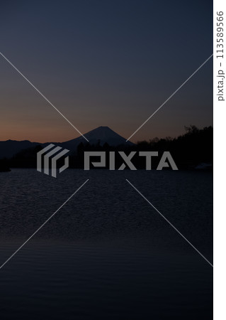明け行く空、影絵のように佇む富士、風に細波立つ湖面 明け行く空、影絵のように佇む富士、風に細波立つ湖面 113589566