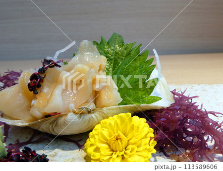 コリコリとした食感と上品な甘みが味わえる、磯の香り豊かな白ミル貝の刺身の写真 113589606