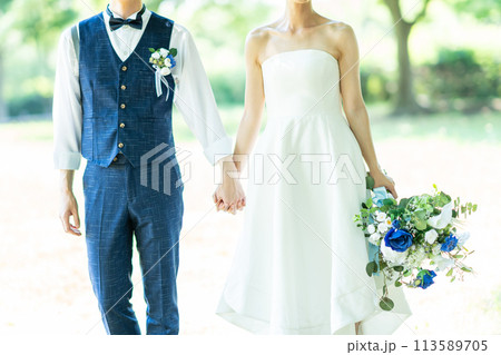 手を繋いで歩く新郎新婦 手を繋いで歩く新郎新婦 113589705