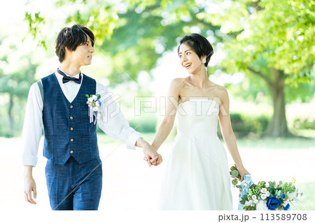 手を繋いで歩く新郎新婦 手を繋いで歩く新郎新婦 113589708