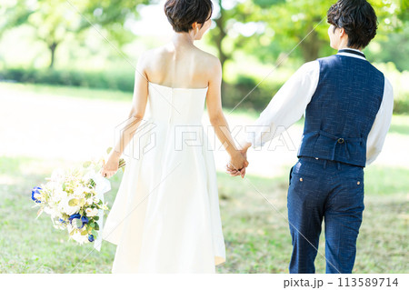 手をつなぐ新郎新婦 手をつなぐ新郎新婦 113589714