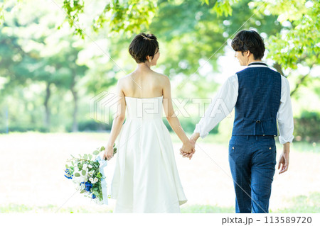 手をつなぐ新郎新婦 113589720