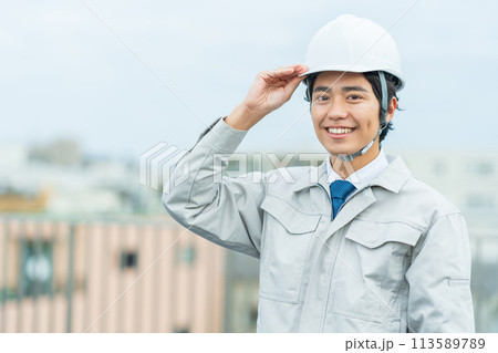 ヘルメットをかぶった若い作業員 113589789