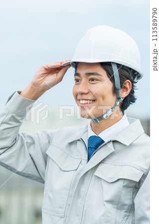ヘルメットをかぶった若い作業員 113589790