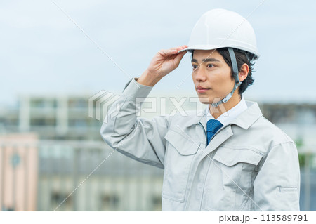 ヘルメットをかぶった若い作業員 113589791