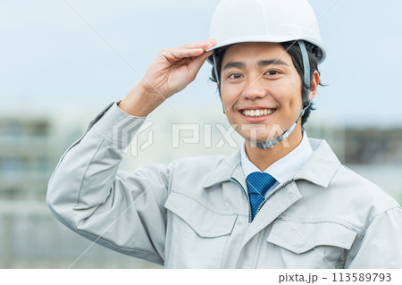 ヘルメットをかぶった若い作業員 113589793