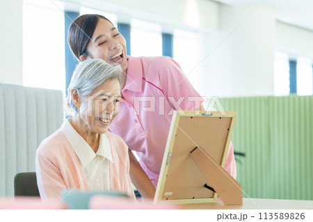 若い介護士とシニア女性 若い介護士とシニア女性 113589826