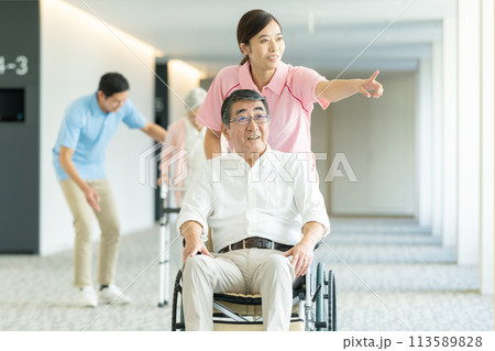 車椅子のシニアと介護する介護士 113589828