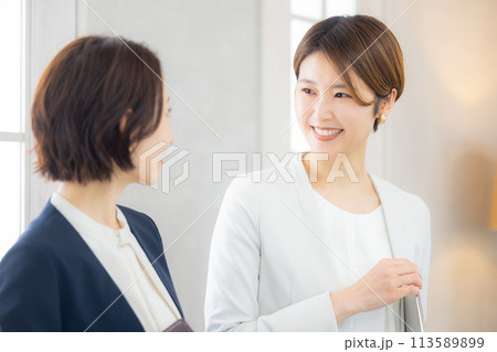 ビジネスウーマン、オフィスカジュアル 113589899