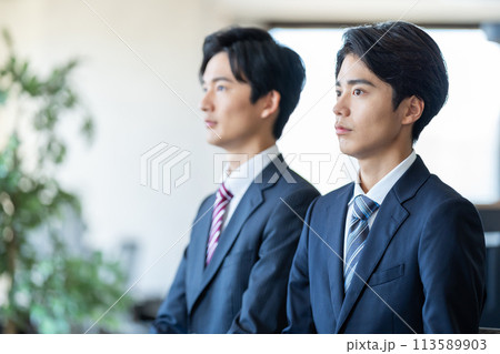 真剣な表情をするビジネスマン 113589903