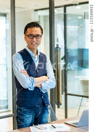腕組みをする笑顔のミドル男性 オフィスカジュアル 腕組みをする笑顔のミドル男性 オフィスカジュアル 113589933