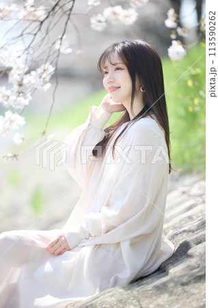 桜の下で花見をする女性 桜の下で花見をする女性 113590262