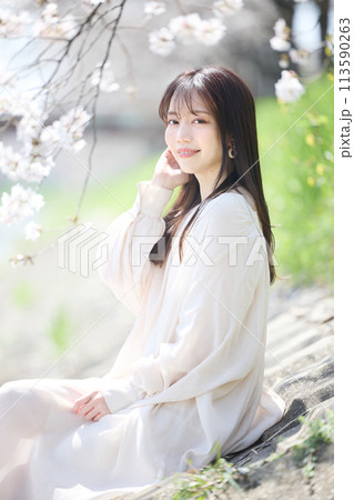 桜の下で花見をする女性 113590263