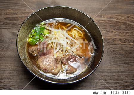 猪肉が入った猪出汁ラーメン 猪肉が入った猪出汁ラーメン 113590339