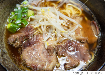猪肉が入った猪出汁ラーメン 113590342