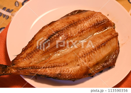 こんがり焼き目のついたシマホッケの干物 113590356