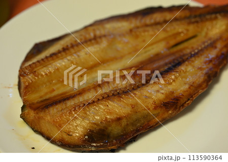 こんがり焼き目のついたシマホッケの干物 113590364