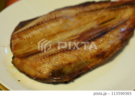 こんがり焼き目のついたシマホッケの干物 113590365