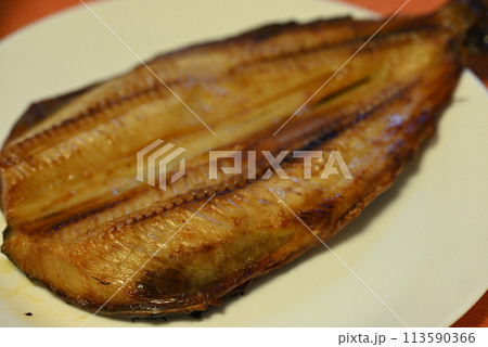 こんがり焼き目のついたシマホッケの干物 113590366