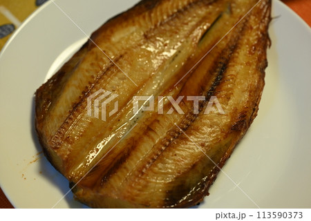 こんがり焼き目のついたシマホッケの干物 113590373