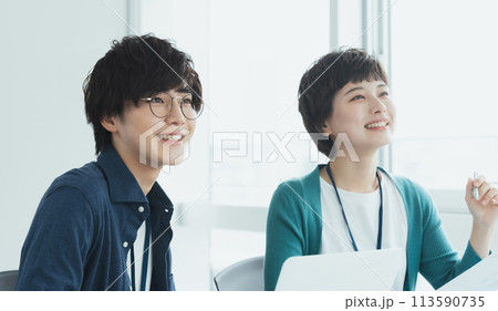 パソコンで仕事をする若い男女 パソコンで仕事をする若い男女 113590735