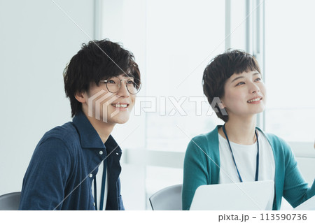 パソコンで仕事をする若い男女 パソコンで仕事をする若い男女 113590736