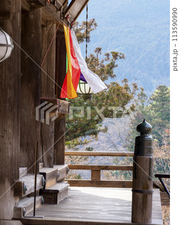 五色幕が飾られた総本山長谷寺の本堂舞台 113590990
