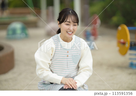 公園で園児を見守る保育士 公園で園児を見守る保育士 113591356